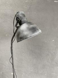 Stoere vloerlamp staande lamp zink  industrieel landelijk antraciet mat zwart old look zwartgrijs vaalzwart staande lamp leeslamp