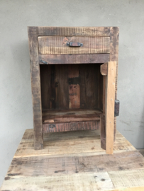 Oud vergrijsd houten Railway truckwood nachtkastjes SEP nachtkastje bassano landelijk vergrijsde deurtje lade laatje industrieel metalen greepje beslag