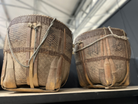 Prachtige grote oude vergrijsd houten mand  met touw stoer landelijk vintage