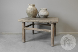 Oud vergrijsd grijs houten tafel tafeltje bijzettafel uniq bijzettafeltje  salontafel wijntafel wijntafeltje landelijk stoer hout