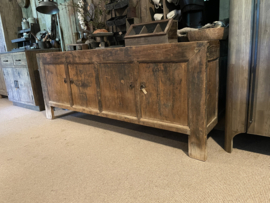 Groot oud doorleefd houten kast dressoir sideboard kookeiland keukenkast keuken keukenelement werkbank werkblad boerenkast keukenblok kastenwand sideboard keukenkast kast sidetable 4 deurs landelijk werkbank toonbank