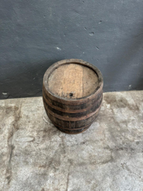 Nostalgisch  oude houten wijnvat tafeltje krukje bijzettafel decoratie ton tonnetje