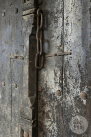 Prachtige grote oude vergrijsd houten poort deur wandpaneel wanddecoratie landelijk patine patina 159 x 85 cm