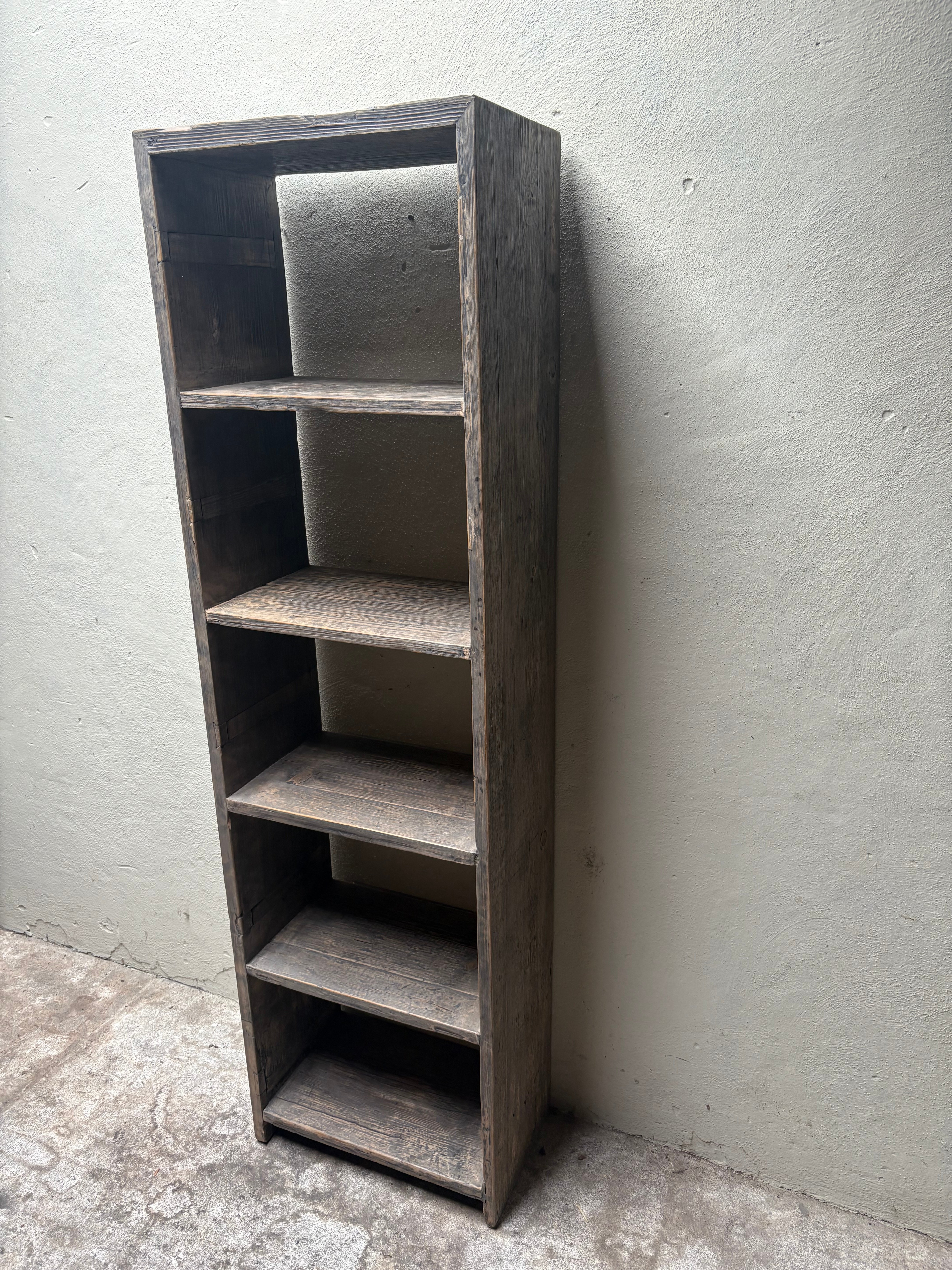 Stoer oud houten hout kast kastje schap rek vakken vakkenkast handdoeken schoenen rek schap industrieel landelijk vintage