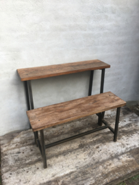 Stoere industriële landelijke schoolbankje sidetable bureau voor metalen onderstel houten blad vintage bruin