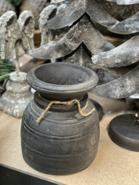 Stoere stenen pot potje vaasje landelijk klein stoer robuust grijs zwart Nepalees potje