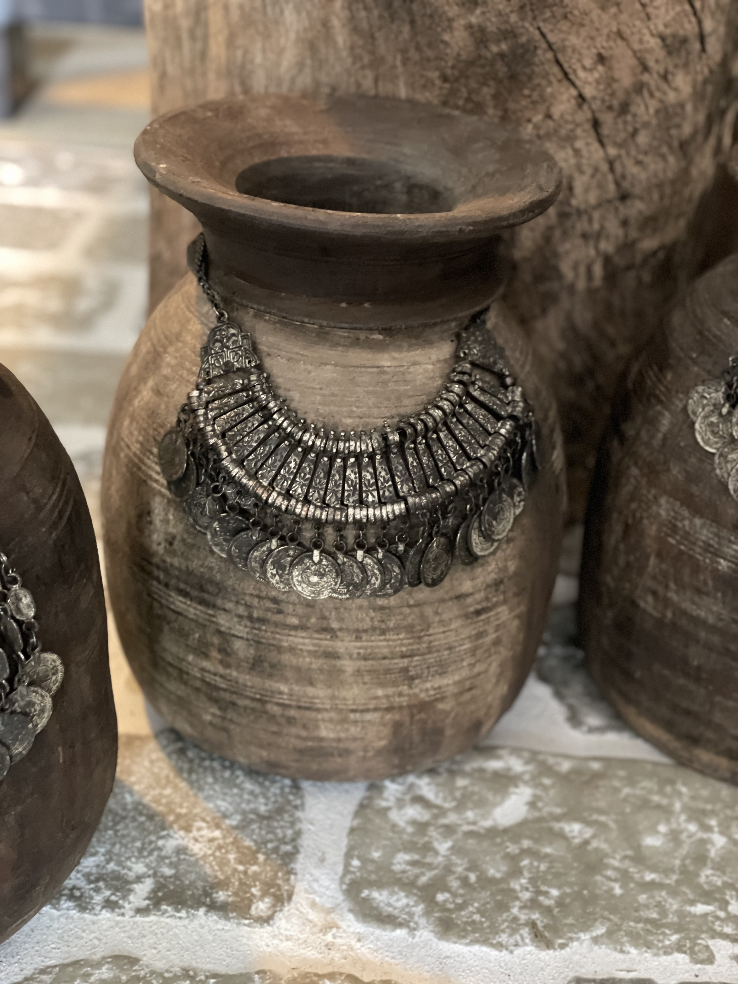 Prachtige oude houten Nepal pot kruik vaas hout met metalen sieraad landelijk stoer shabby vintage