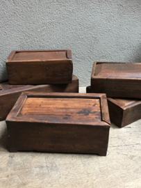 Stoere oude houten theedoos spicebox theebox tea box kruidendoos landelijk robuust oud hout