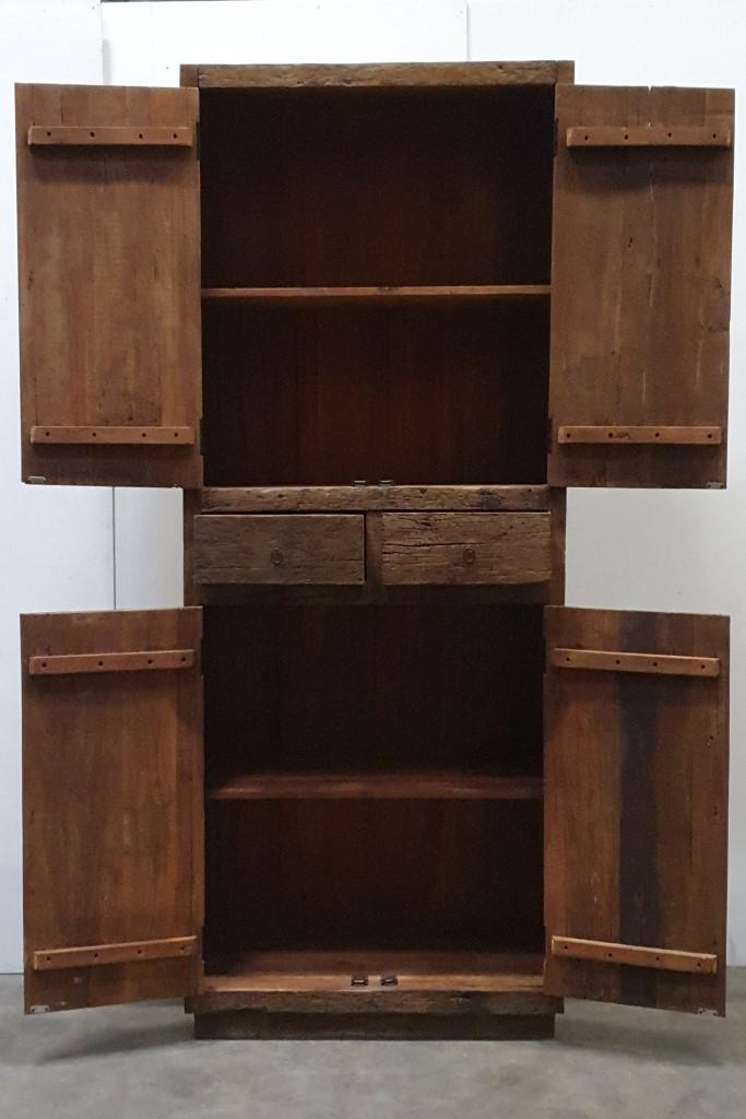 Grote oud grof  houten kast 110x40x H220cm Railway truckwood landelijk vergrijsde deurtjes lades laatje industrieel metalen greepje beslag