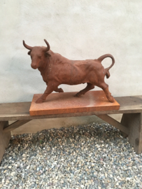 imposant gietijzeren beeld stier bull tuinbeeld of voor binnen ornament tuinornament  roest