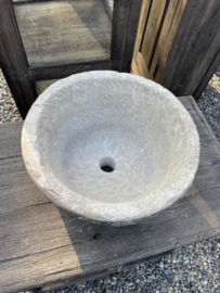 Oude stenen hardstenen wasbak waskom trog vijzel schaal kom bak grijs buitenkeuken toilet rond gootsteen stoer landelijk sober