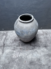 Grote oude grijs stenen kruik pot grijze mega vaas stoer sober landelijk olijfpot olijfkruik waterkruik op statief