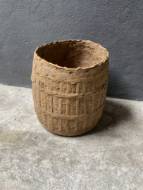 Prachtige oude hoge rieten Leemmand basket vaas korf mand schaal vergrijsd klei landelijk stoer