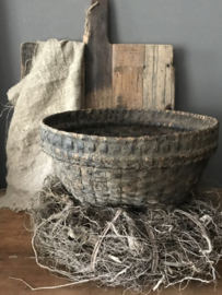 Oude zwart grijze Leemmand mand rieten schaal medium middel bak landelijk grof stoer
