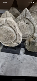 Hele stoere grote ruwe vergrijsde grijze stenen ornament molensteen raamdecoratie vensterbank maalsteen sober landelijk