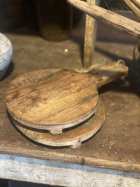 Stoere dikke ronde landelijke oude houten broodplank landelijk stoer rond pannen Onderzetter onderzetters snijplank kaasplank