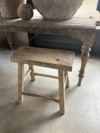 Grote grove vergrijsd houten kruk zadelkruk tafeltje bankje landelijk stoer J123