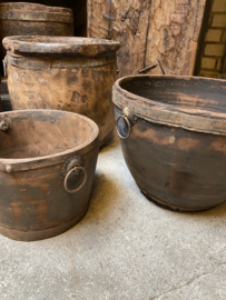Stoere oude houten emmer pot met metalen beslag stoer landelijk urban vintage industrieel laag