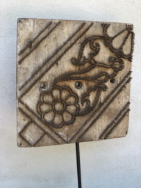 Oude vergrijsd houten  textiel batik stempel ornament  op zwart statief vintage combi metaal hout landelijk industrieel