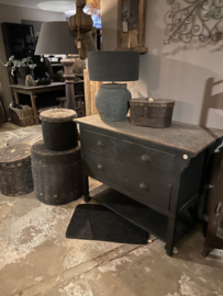 Oud vergrijsd zwart grijs antraciet houten ladekast ladekastje sidetable ladeblok kast landelijk stoer met onderplank vintage