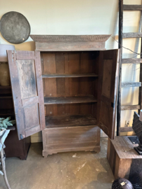 Prachtige grote vergrijsd houten 2 deurs 191 x 109 x 53 cm  kabinet landelijk