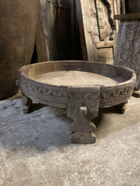 Stoer oude vergrijsd houten tafel salontafel bijzettafel ghatti grinder 70 cm kandelaar maalteen schaal rond landelijk Ibiza vintage india