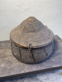 Prachtige 🤩 grote orginele oude vergrijsde mand 60 cm doorsnede dessert basket met deksel landelijk stoer sober vintage uniek desert
