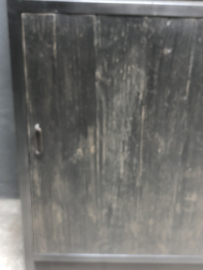 Zwarte hoge smalle stoere kolomkast kast boekenkast schap rek legplanken deurtje zwart metaal hout metalen frame met houten planken landelijk stoer industrieel