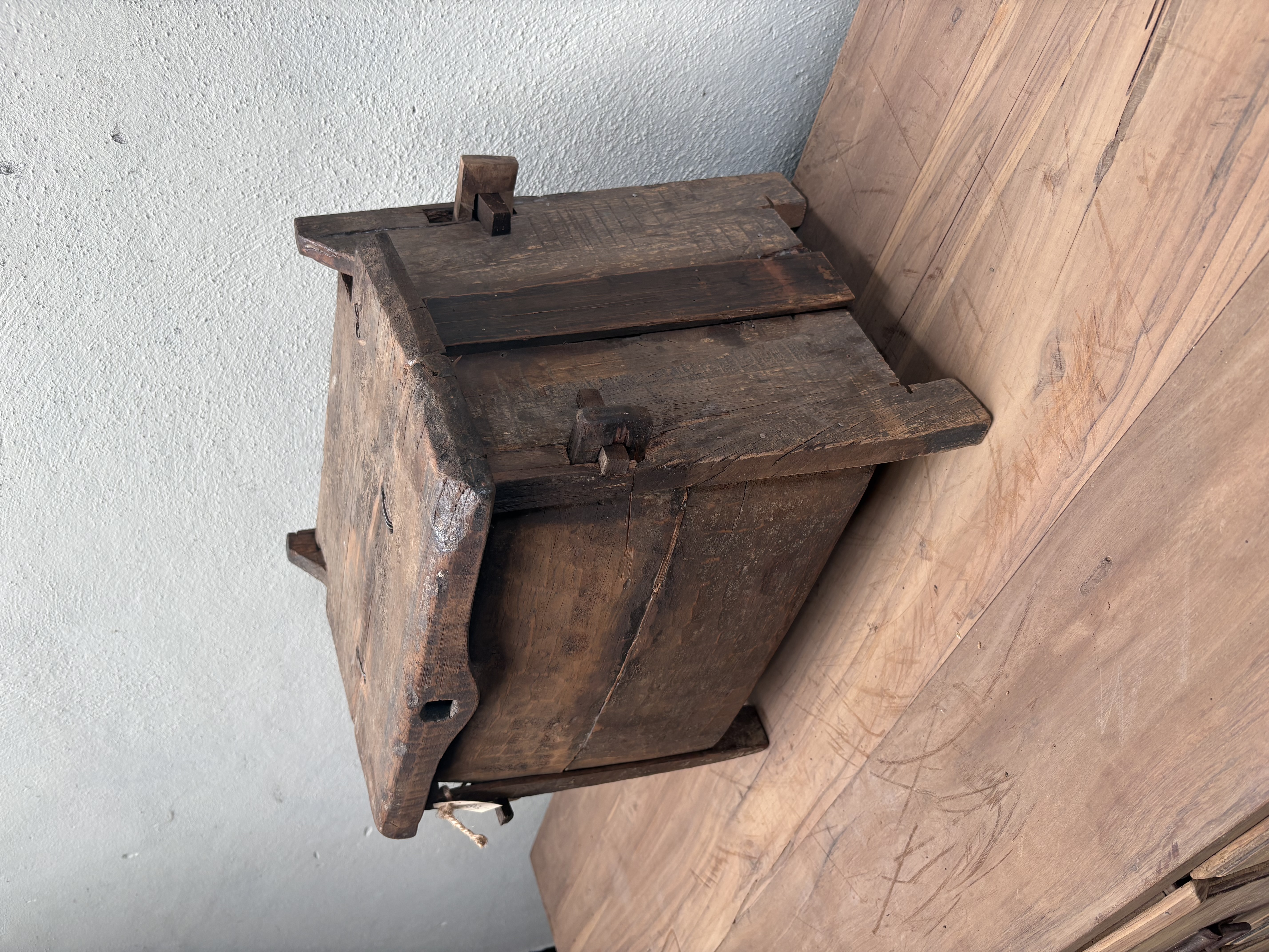 Stoere originele oude houten Himalaya kist kistje dekenkist landelijk klepbank nr 39