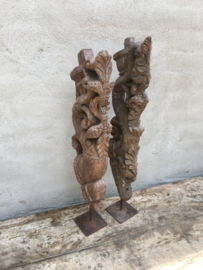 Oud vergrijsd  houten ornament op pin voet standaard bracket wood wooden hout oosters landelijk houtsnijwerk