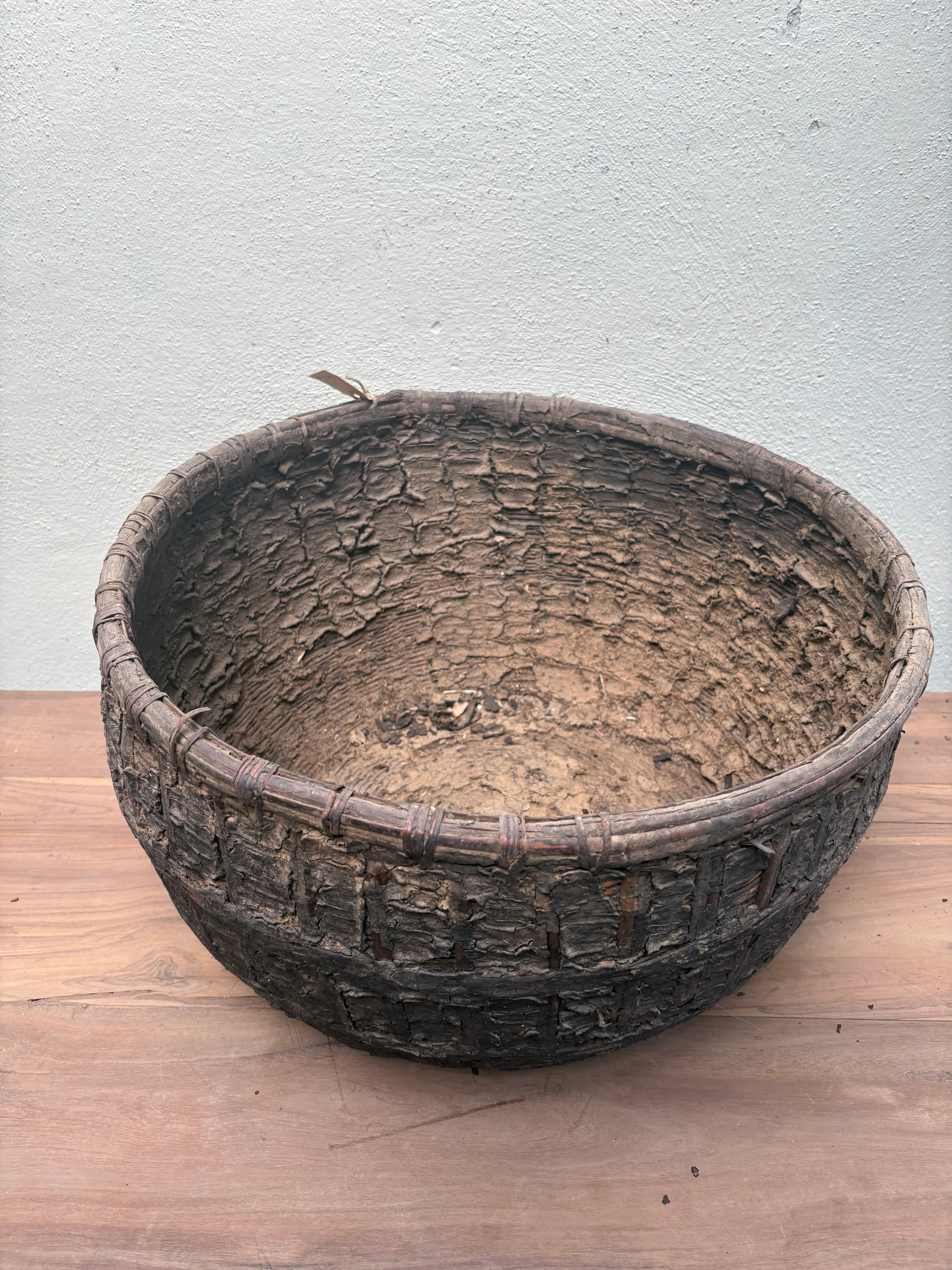 Oude Leemmand ompot pot vergrijsd grijs beige mand bak landelijk stoer rieten mandje leem nr 7