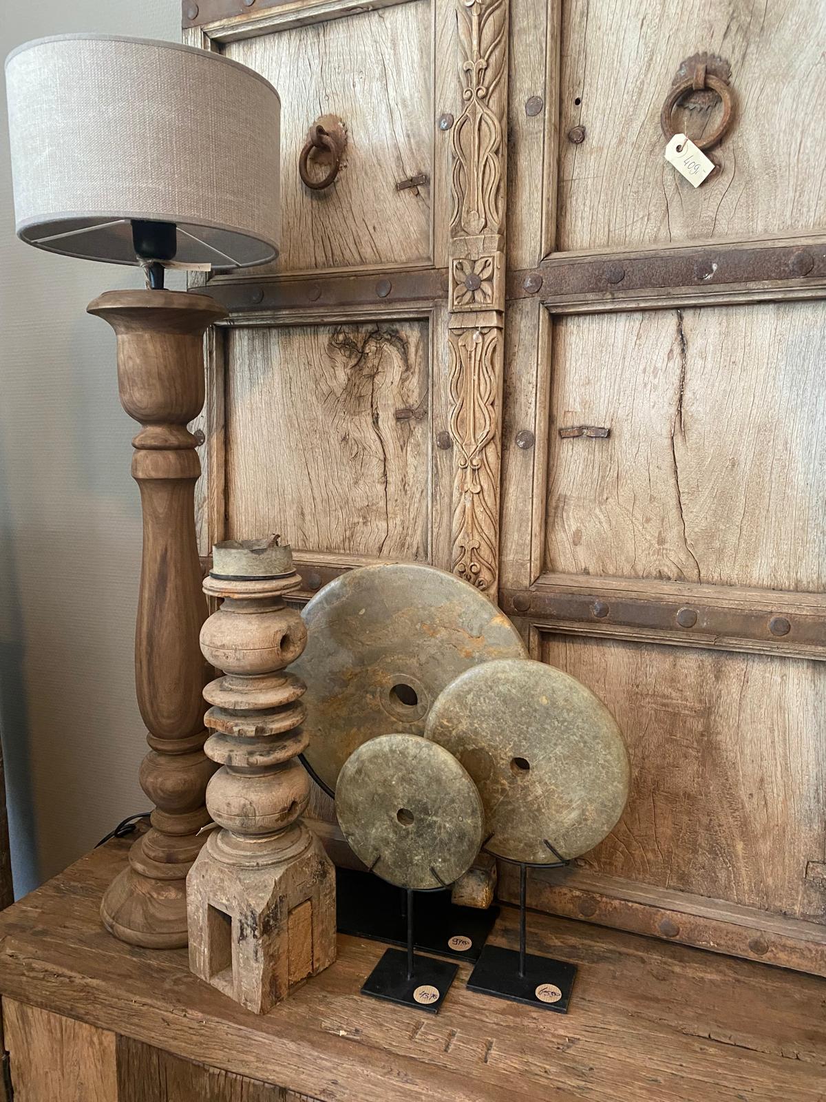 Taupe bruine grijs Brown grey 15 cm  stenen ronde natuursteen natuurstenen schijf ring op voetje standaard landelijk boho vintage ornament decoratie