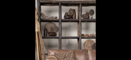 Prachtige grote zwart/bruin doorgescheurd vergrijsd houten kast boekenkast vakkenkast kast rek schap wandje  winkelkast roomdivider met schappen vakken landelijk industrieel stoer H211 x 180 x 40 cm