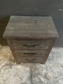 Stoer vergrijsd oud doorleefd houten truckwood kastje nachtkastje nachtkastjes landelijk stoer industrieel vintage hout ladenkast