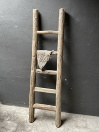Stoer grof landelijk oud houten laddertje handdoekenrek ladder trap trapje sober decoratie boerderij landelijk stoer robuust industrieel