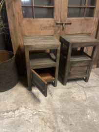 Oude hoge vergrijsd houten nachtkastje boxspring kastje  landelijk stoer halkastje plantentafeltje bijzettafeltje kastje