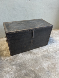 Grote oude zwart zwarte houten kist dekenkist salontafel bijzettafel sidetable wandmeubel stoer landelijk industrieel vintage metalen studs 78 x 38 X H47 cm
