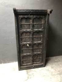 Grote dichte oud houten zwart/grijs kast India robuust antiek doorleefd hout 167,5 x 82 x 42 cm landelijk industrieel vintage urban metalen beslag oude deuren poort deur kledingkast servieskast linnenkast boekenkast
