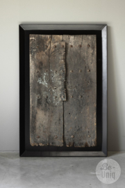 Prachtige grote oude vergrijsd houten luik paneel deur poort in zwart houten lijst 123 x 83 cm