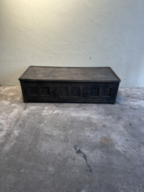Stoere oude vergrijsd houten salontafel kast  dekenkist salontafel tafel bijzettafel tafeltje met oud metalen beslag industrieel sober landelijk  metaal industrieel vintage