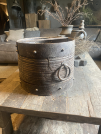 Hele stoere oude houten pot met metalen details ringen handvaten Karne landelijk stoer industrieel vintage bak