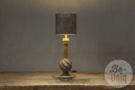 Oud vergrijsd houten lamp lampjeTafellamp Levi compleet met kapje landelijk sober stoer