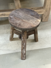 vergrijsd houten kruk rond krukje landelijk stoer hout tafeltje 45 x 30 cm