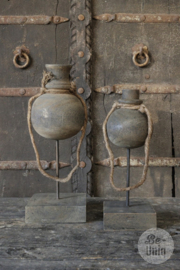 Vergrijsd houten potje op voet kruik kruikje decoratie met jute touw landelijk jug klein