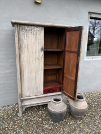 Prachtige grote vergrijsd houten 2deurs dichte kast linnenkast keukenkast boekenkast archief ordners landelijk sober