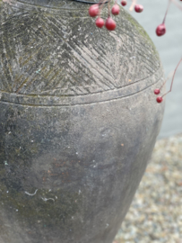 Grote oude verweerd stenen pot vaas kruik bloempot landelijk