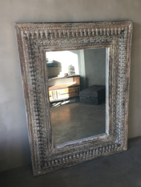 Grote houten spiegel met bewerkte houtsnijwerk 130 x 100 cm spiegel passpiegel landelijk vintage Oosters hout crème beige grijs