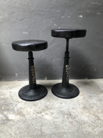 Stoere zwarte kruk barkruk counter industriële metalen voet zwart leren zitting landelijk stoer industrieel vintage rond