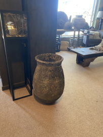 Oude grote verweerde stenen pot bloempot bloembak kruik landelijk stoer shabby verweerd vaas