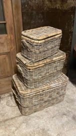 Vergrijsd rotan dekenkist picknickmand met klep deksel koffer antique grey kist 75 x 45 x H42 cm landelijk stoer grijs